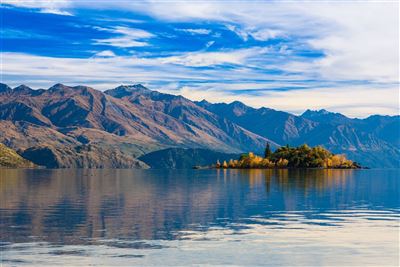 Wanaka Lake mit blauen Himmel